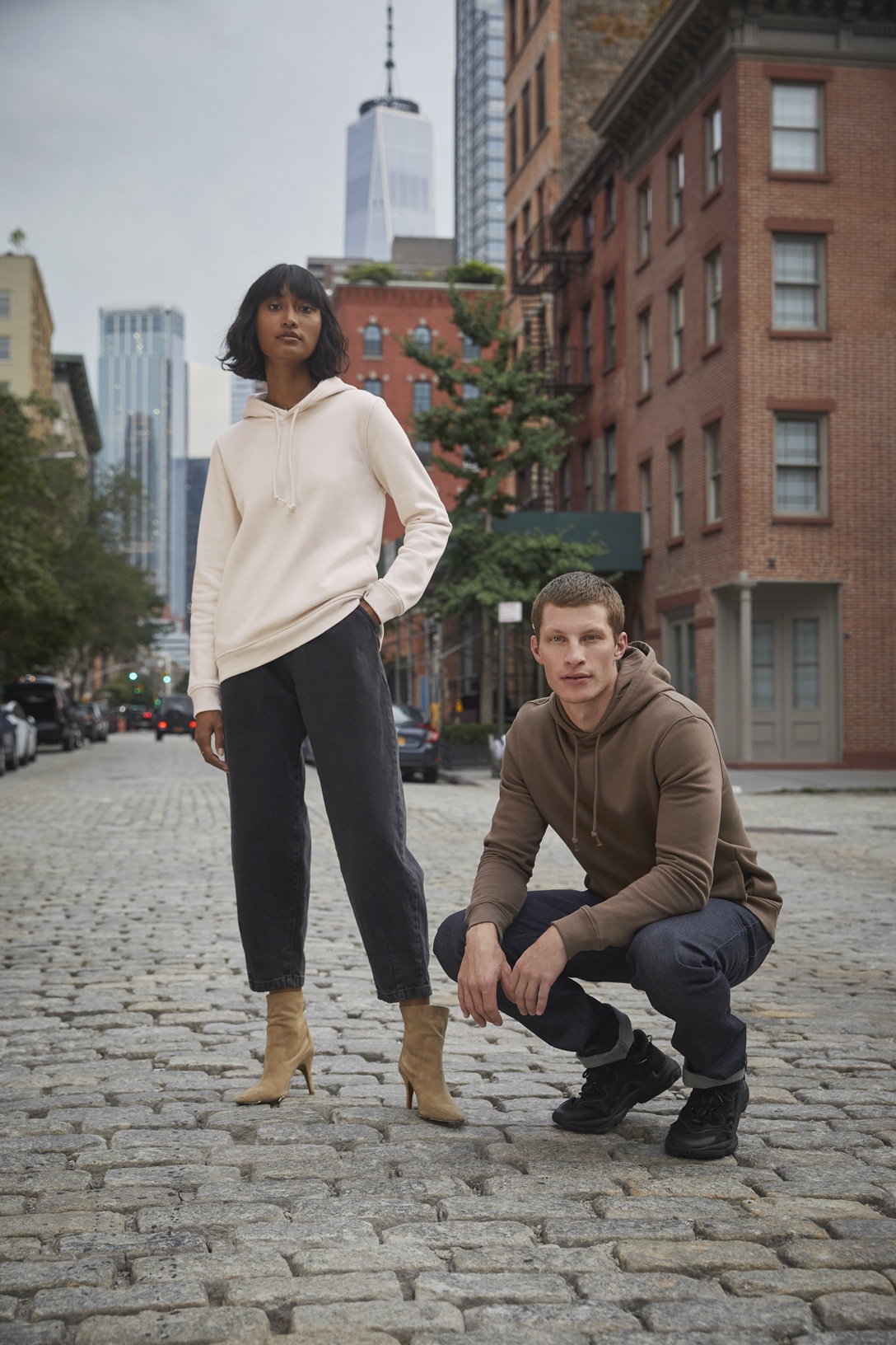 tl_files/textildruckzentrum/content/news/A_DUO_WU33B_Organic-Hooded_mocha_WW34B_Organic-Hooded_women_off-white3.jpg